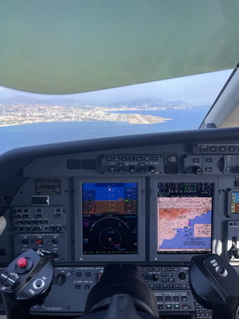Cockpit-Blick beim Anflug auf Nizza – aktiver Kapitän, FlyXpert Berlin